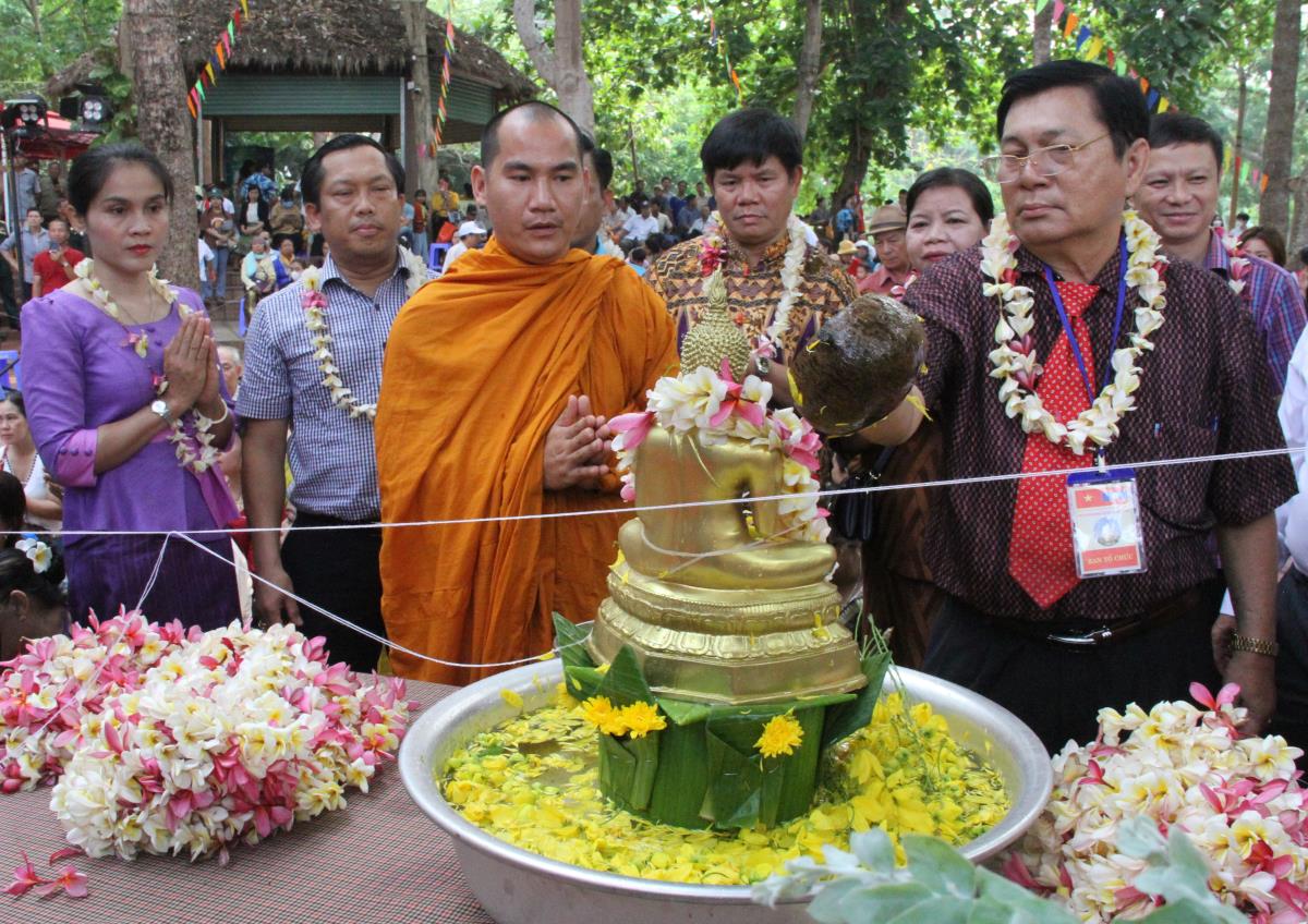 Nghi thức tắm Phật trong Lễ hội Bunpimay của người Lào. (Ảnh: Lê Hường)