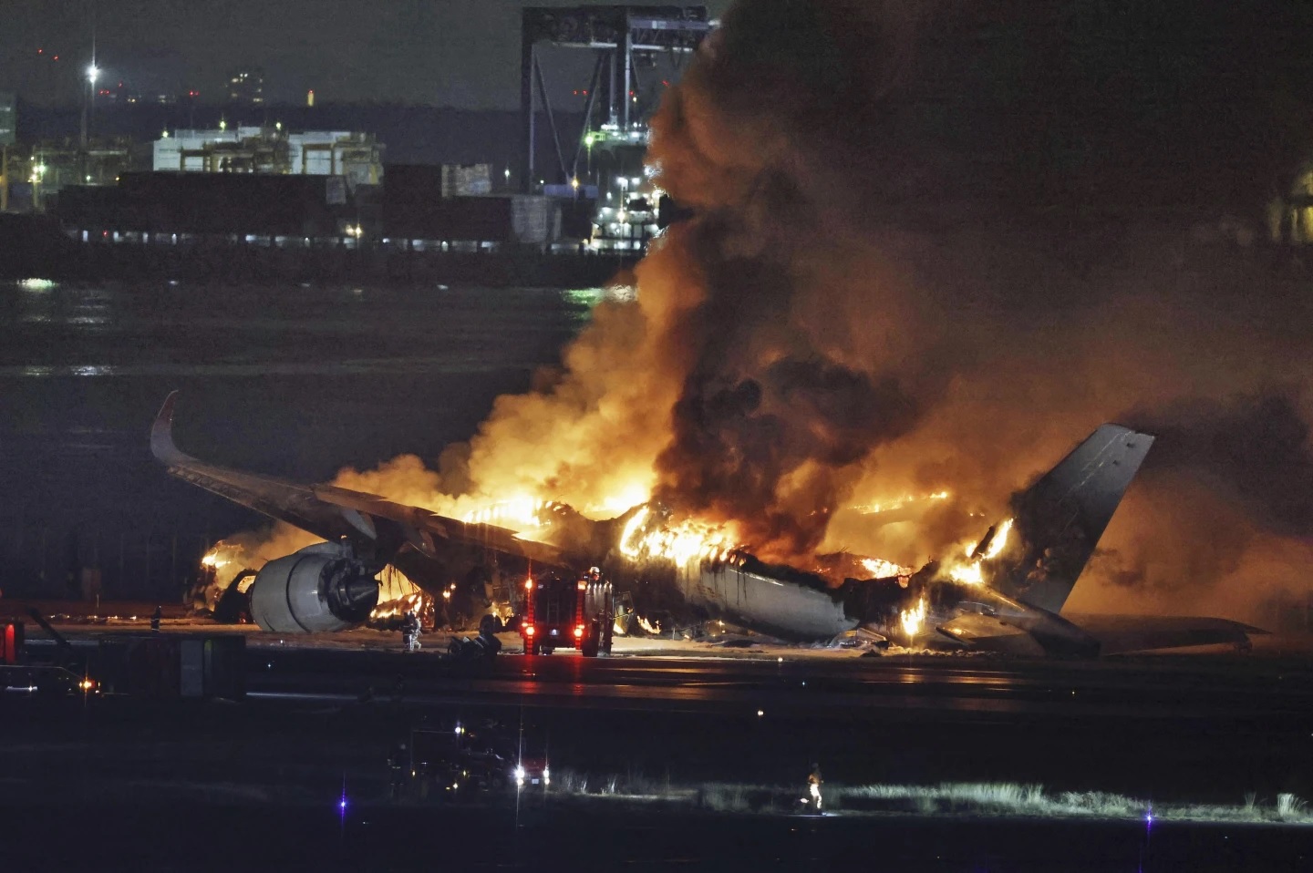 Bei der Absturzbesatzung von Flug 5 in Tokio kamen 379 Passagiere ums Leben, die wie durch ein Wunder dem Tod entkamen. Foto 3