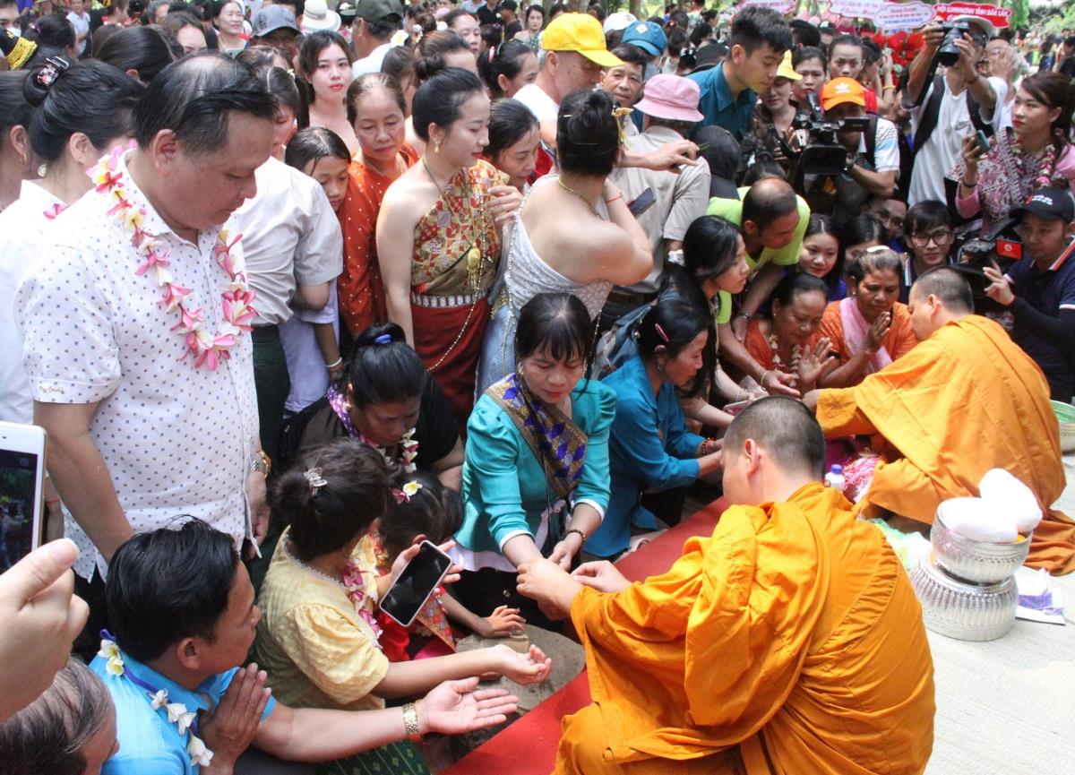 Nghi thức buộc chỉ tay trong lễ hội truyền thống của người Lào. (Ảnh: Lê Hường)