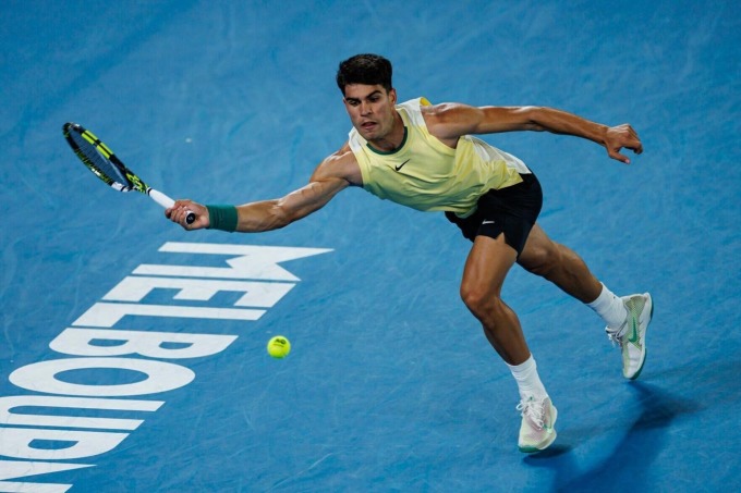 Alcaraz cứu bóng trong trận gặp Gasquet trên sân Rod Laver hôm 16/1, ở Melbourne, Australia. Ảnh: AFP