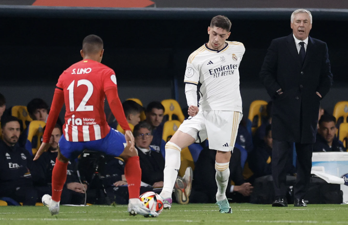 HLV Ancelotti (phải) trong trận Real thắng ngược Atletico Madrid 5-3 ở bán kết Siêu Cup Tây Ban Nha ngày 10/1. Ảnh: realmadrid.com