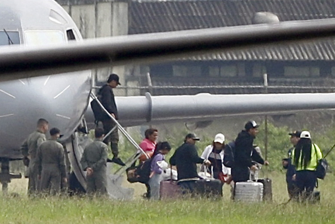 Gia đình trùm băng đảng Fito rời máy bay của không quân Argentina tại sân bay ở Guayaquil, Ecuador ngày 19/1. Ảnh: AFP