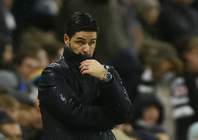 HLV Arteta trong trận Arsenal thua Fulham 1-2 trên sân Craven Cottage, London ngày 31/12/2023. Ảnh: Reuters