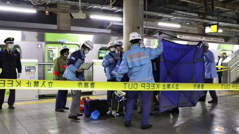 ba nguoi bi thuong trong vu dam dao tren tau tokyo mot nu nghi pham bi bat giu hinh 1