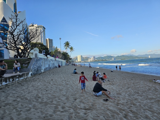 Bãi biển trên đường Trần Phú, Nha Trang vắng vẻ. Ảnh: Bùi Toàn