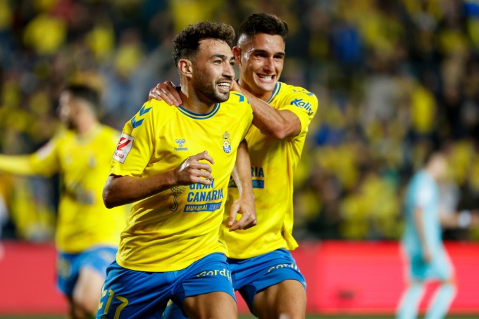 El Haddadi (trái) mừng bàn trong trận Barca thắng Las Palmas 2-1 ở vòng 19 La Liga tối 4/1, trên sân Gran Canaria. Ảnh: EFE