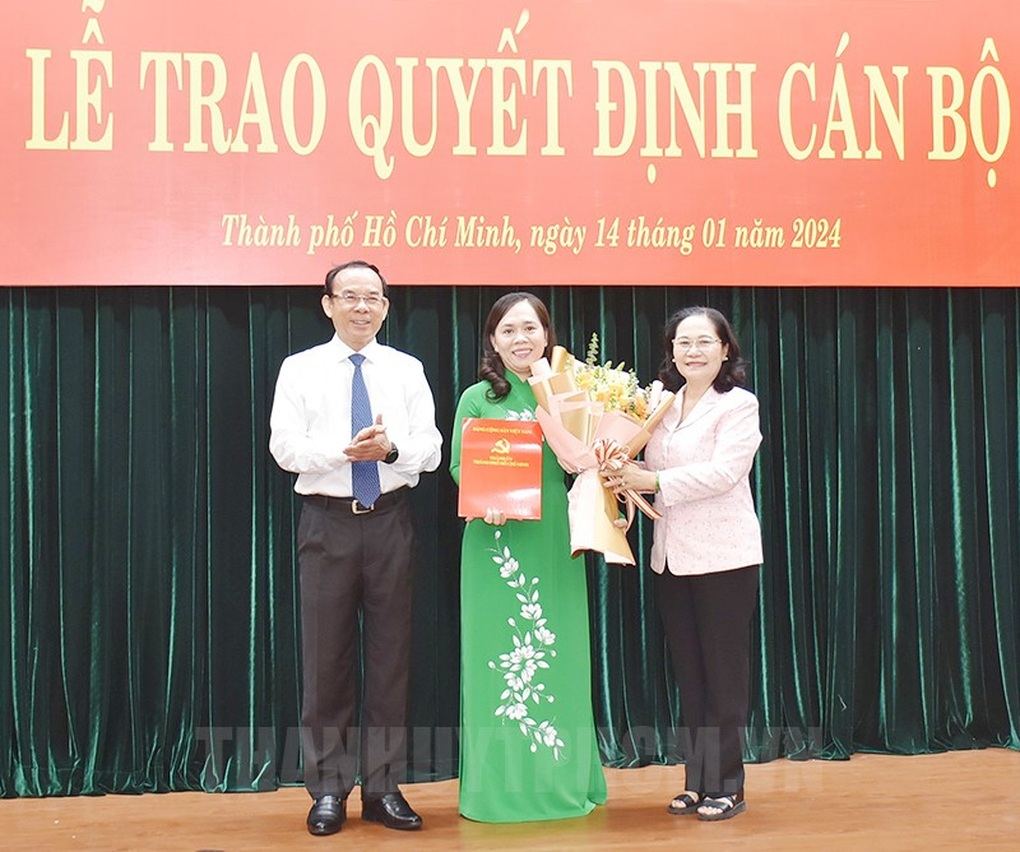 Bí thư TPHCM trao quyết định cho 2 nhân sự làm Bí thư Quận ủy - 1