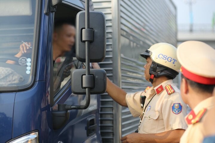 La Policía de Tráfico de la ciudad de Ho Chi Minh inspeccionó más de 1.500 vehículos y multó a 209 personas en el primer día de la campaña en la Carretera Nacional 1.