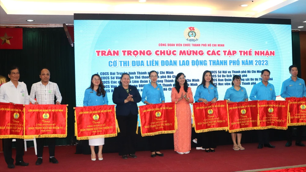 Phó Bí thư Thường trực Đảng ủy Khối Dân – Chính – Đảng TPHCM Nguyễn Thị Kim Dung và Phó Chủ tịch LĐLĐ TPHCM Lê Thị Kim Thúy trao cờ thi đua đến các công đoàn cơ sở