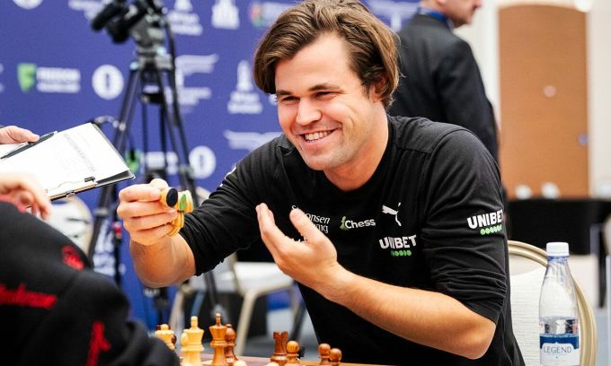 Carlsen sau ván hòa Daniil Dubov tại giải cờ chớp thế giới ở thành phố Samarkand, Uzbekistan ngày 30/12/2023. Ảnh: Chess