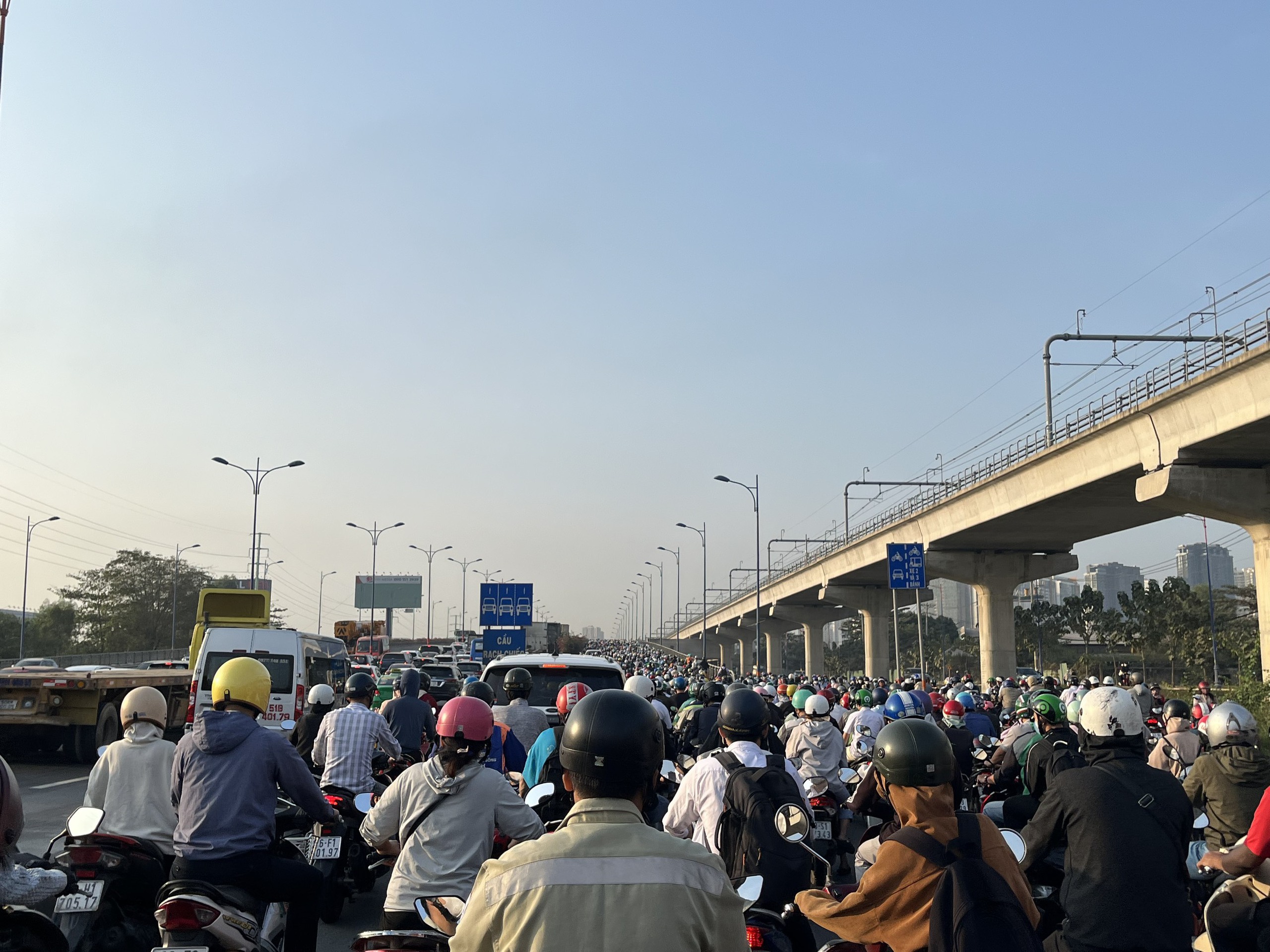 Cầu Rạch Chiếc ùn tắc kéo dài do thi công cầu metro số 1 gặp sự cố- Ảnh 1.