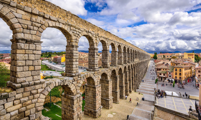 Cầu dẫn nước Segovia ở Tây Ban Nha. Ảnh: SeanPavonePhoto/Fotolia