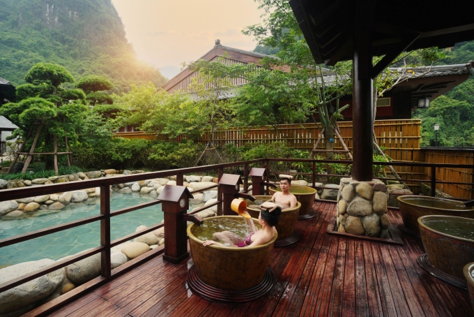 Cặp đôi trải nghiệm tắm khoáng nóng tại Yoko Onsen Quang Hanh. Ảnh: Sun Group