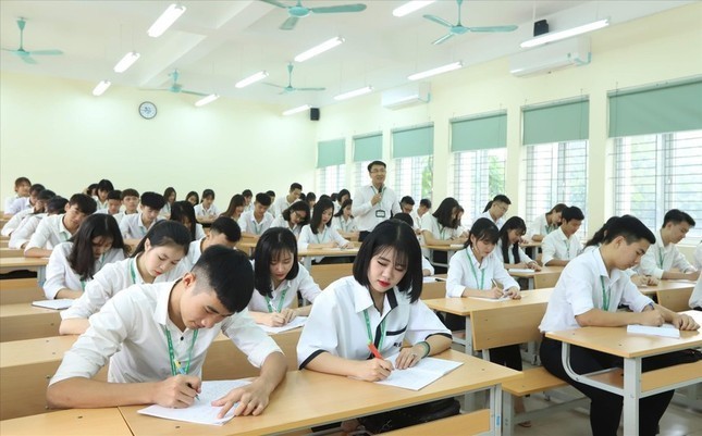 Chính phủ điều chỉnh lộ trình tăng học phí đại học thế nào?