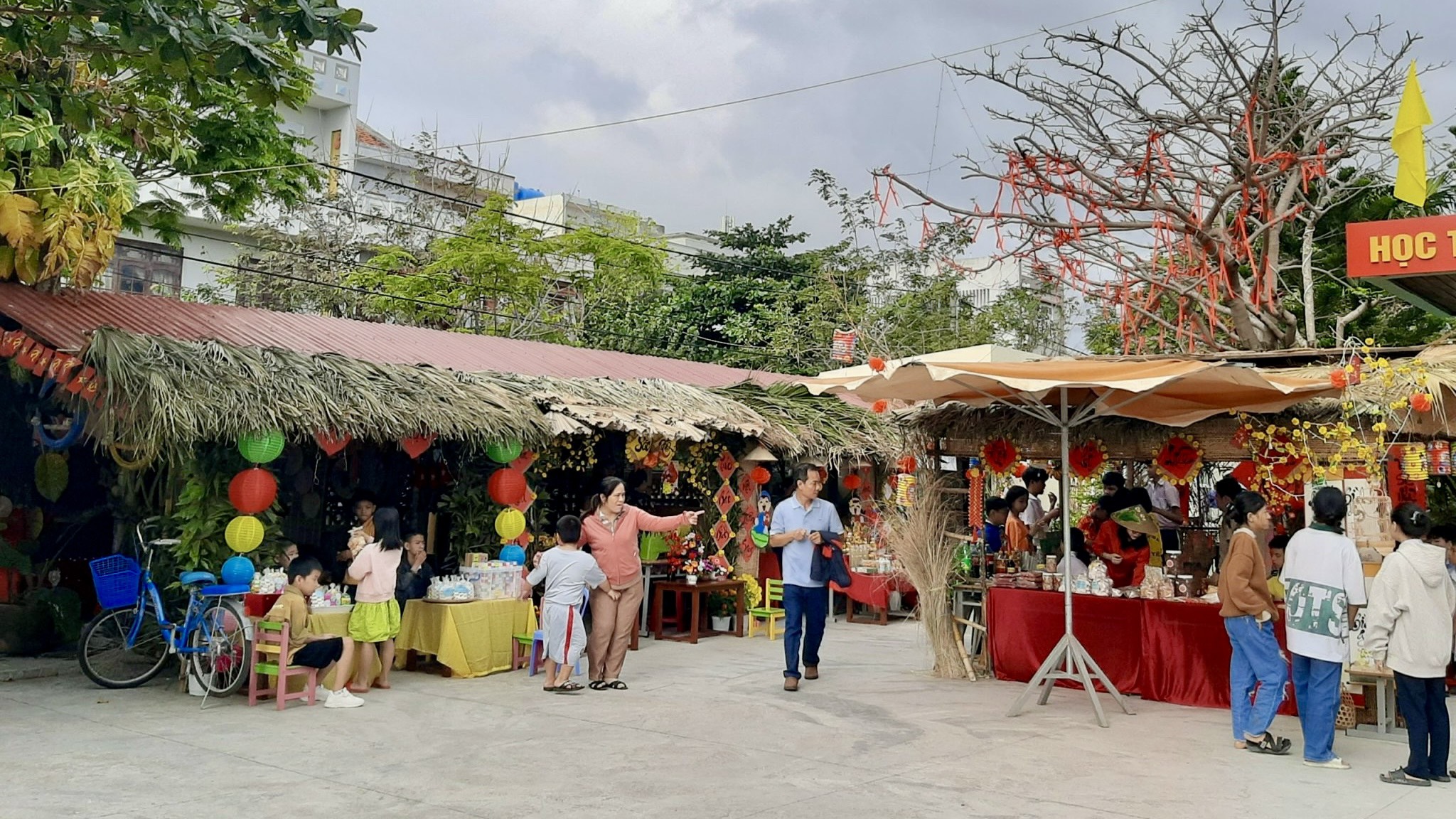 Chợ tết yêu thương của các ‘tiểu thương nhí’ đặc biệt- Ảnh 1.