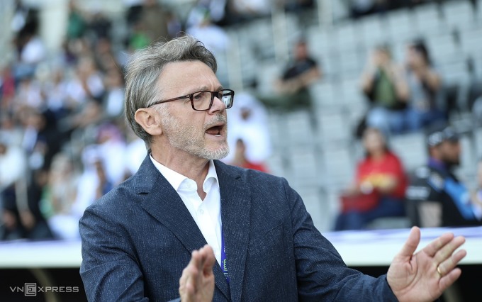 HLV Troussier chỉ đạo các cầu thủ Việt Nam trong trận đấu Iraq ở lượt cuối bảng D Asian Cup 2023. Ảnh: Lâm Thoả