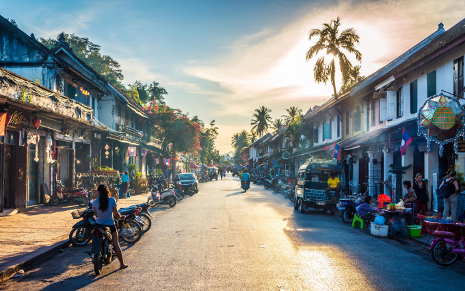 Các dãy nhà xây bằng gạch mang kiến trúc thuộc địa ở Luang Prabang. Ảnh: Discovery Laos