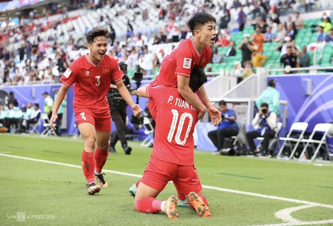 Đình Bắc mừng bàn gỡ hoà 1-1 cùng các đồng đội trong trận đấu Nhật Bản ở Asian Cup 2023. Ảnh: Lâm Thoả.