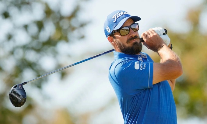 Whitney dõi theo cú phát trên hố hai vòng cuối giải Simmons Bank Open for the Snedeker Foundation trên sân The Grove, Tennessee ngày 17/9/2023. Ảnh: AFP