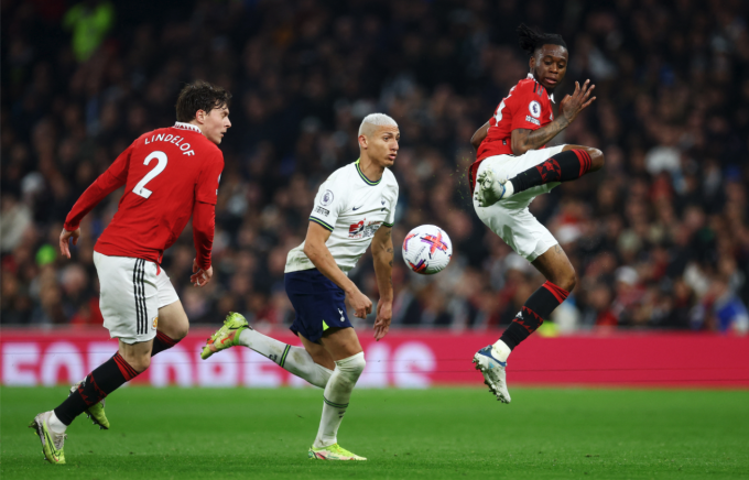 Tiền đạo Richarlison đi bóng trước sự áp sát của Victor Lindelof và Aaron Wan-Bissaka trong trận hòa 2-2 giữa Man Utd và Tottenham vào ngày 27/4/2023. Ảnh: Reuters