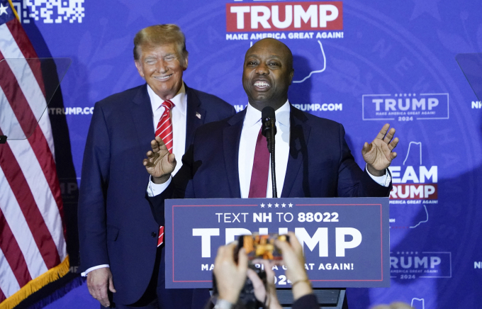 Thượng nghị sĩ Cộng hòa Tim Scott phát biểu cạnh cựu tổng thống Donald Trump tại Concord, bang New Hampshire ngày 19/1. Ảnh: AFP