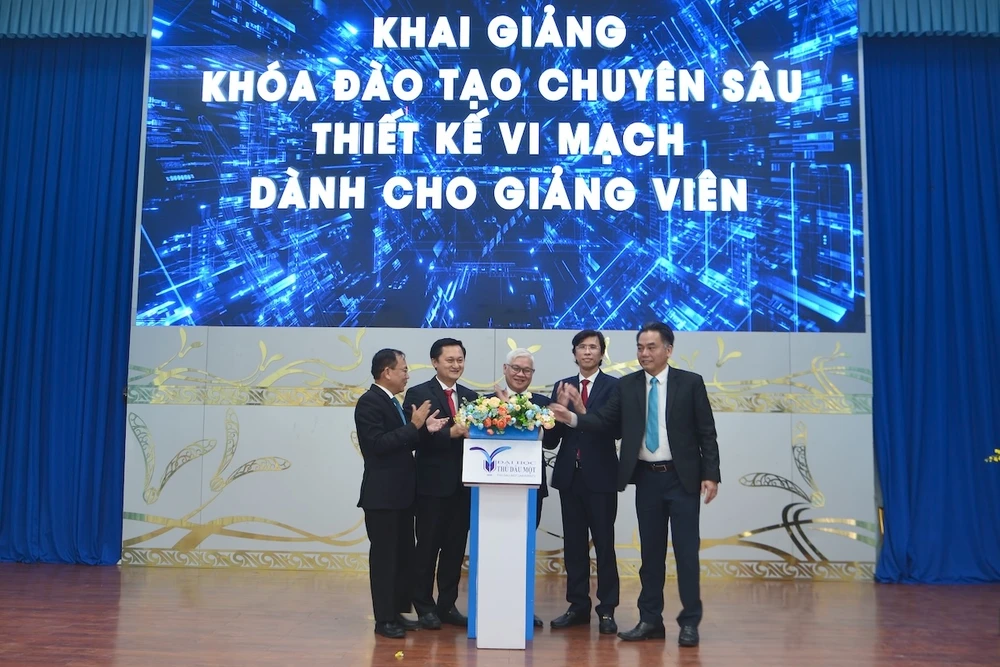 Đại học Thủ Dầu Một mở khóa đào tạo chuyên sâu thiết kế vi mạch