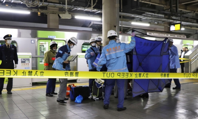 Nhân viên cứu thương tại hiện trường vụ đâm dao ở ga Akihabara, Tokyo, Nhật Bản, ngày 3/1. Ảnh: Kyodo