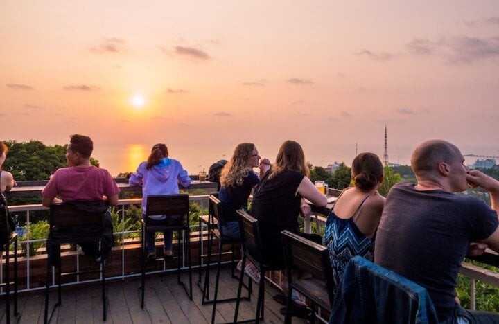 Từ Chuồn Chuồn Bistro & Sky Bar, du khách có thể ngắm được toàn cảnh ráng chiều hoàng hôn trên biển Phú Quốc. (Ảnh: V.J)