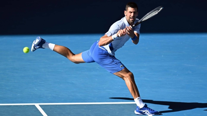 Djokovic cứu bóng trong trận tứ kết Australia Mở rộng với Fritz trên sân Rod Laver Arena chiều 23/1. Ảnh: ATP