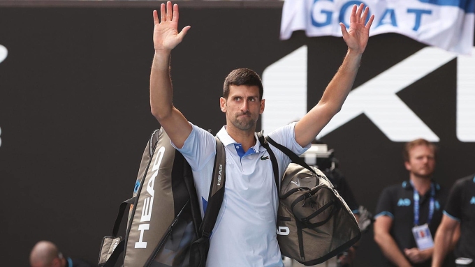 Djokovic vẫy tay chào khán giả Melbourne, sau trận thua Sinner ở bán kết Australia Mở rộng hôm 26/1. Ảnh: ATP