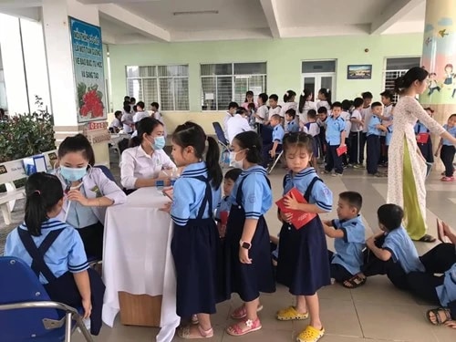 24 học sinh nghỉ học, đau bụng, sốt: Đoàn kiểm tra chính thức lên tiếng- Ảnh 1.