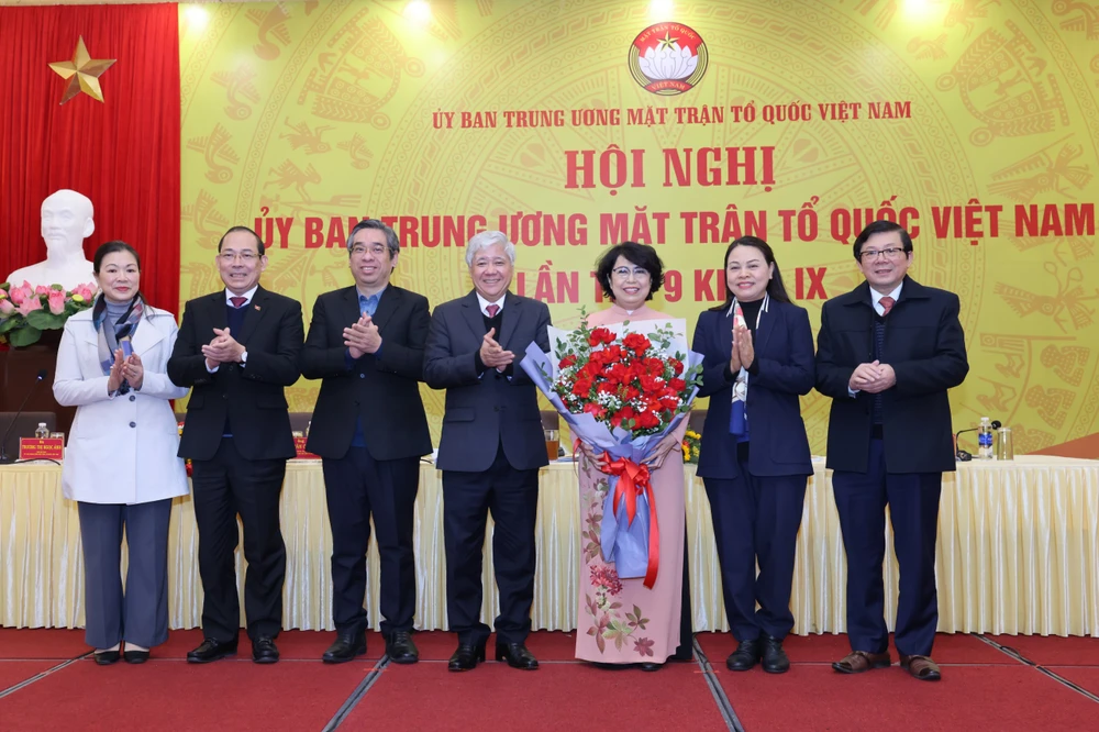 1ho-bi-thu-thanh-uy-tphcm-nguyen-phuoc-loc-tang-hoa-chuc-mung-pho-chu-tich-ubtu-mttqvn-to-thi-bich-chau-1368-9625.jpg