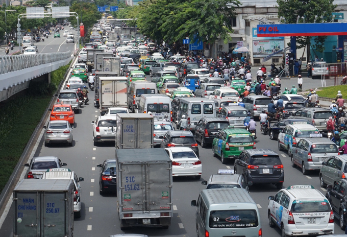 Xe tải, taxi... nối đuôi nhau trên đường Trường Sơn trước cổng sân bay Tân Sơn Nhất. Ảnh: Gia Minh