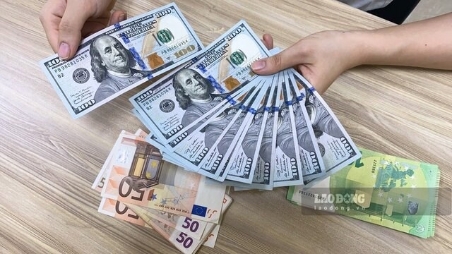 Giá USD sụt giảm nhẹ phiên đầu tuần