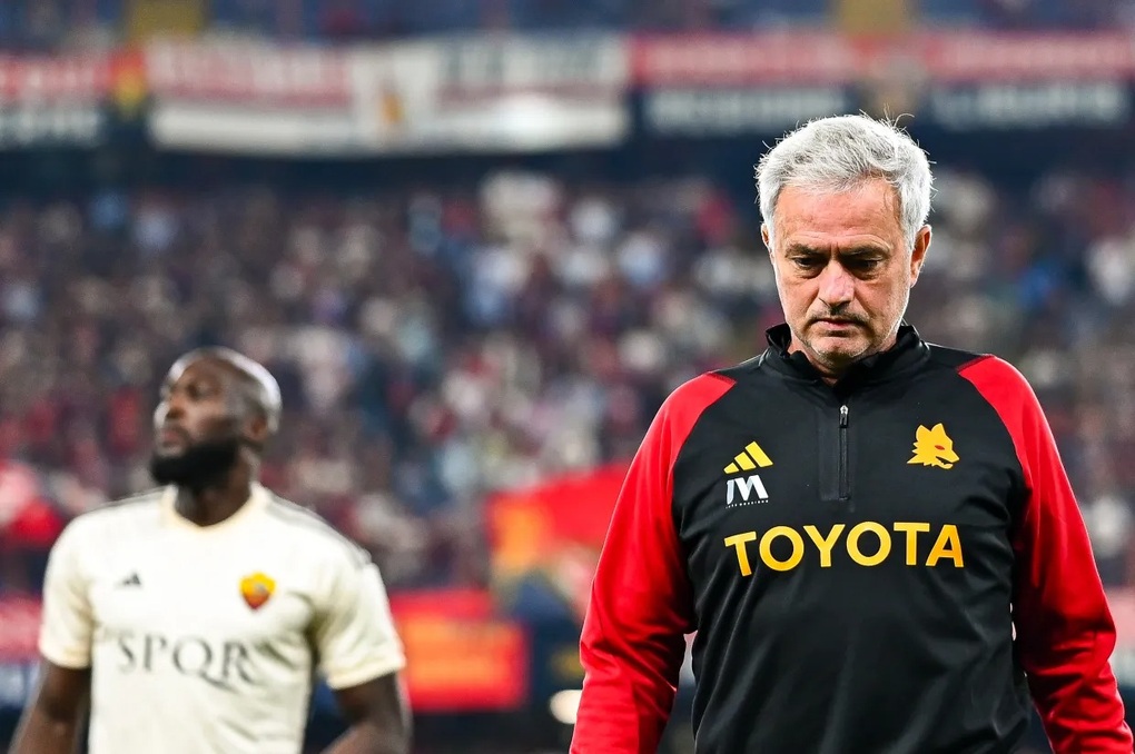 HLV Jose Mourrinho bất ngờ bị AS Roma sa thải - 1