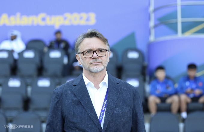 HLV Troussier trong trận Việt Nam - Iraq ở lượt cuối bảng D Asian Cup 2023 trên sân Jassim Bin Hamad. Ảnh: Lâm Thỏa