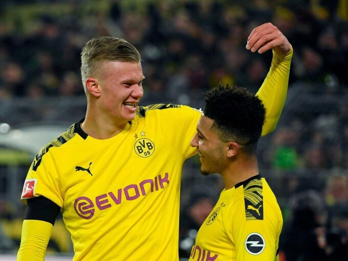 Haaland chia vui với Sancho sau một pha làm bàn cho Dortmund hồi tháng 1/2020. Ảnh: AFP