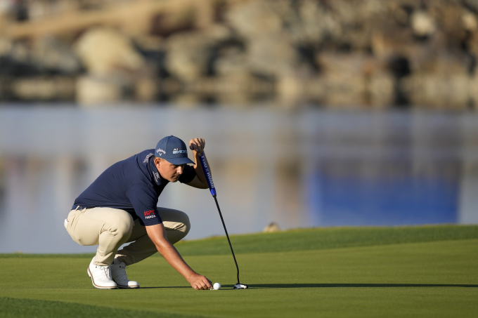 Golfer Nam Phi Christiaan Bezuidenhout quan sát trước cú gạt trên green hố 17 vòng cuối American Express trên sân Pete Dye, California ngày 211/1/2024. Ảnh: AP