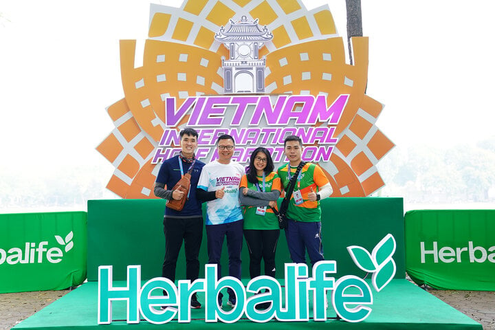 Ông Vũ Văn Thắng (áo trắng) - Tổng Giám đốc Herbalife Việt Nam và Campuchia