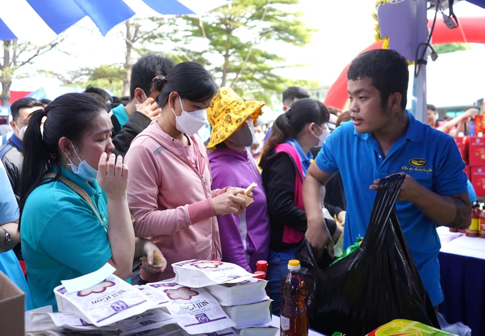 Công nhân mua sắm tết tại chương trình “Ngày hội nghĩa tình – Tết đoàn viên” do Công đoàn các KCX-CN TPHCM tổ chức