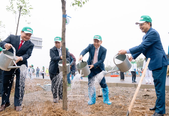 Lãnh đạo UBND tỉnh Hà Nam và HVN trồng cây tại buổi lễ