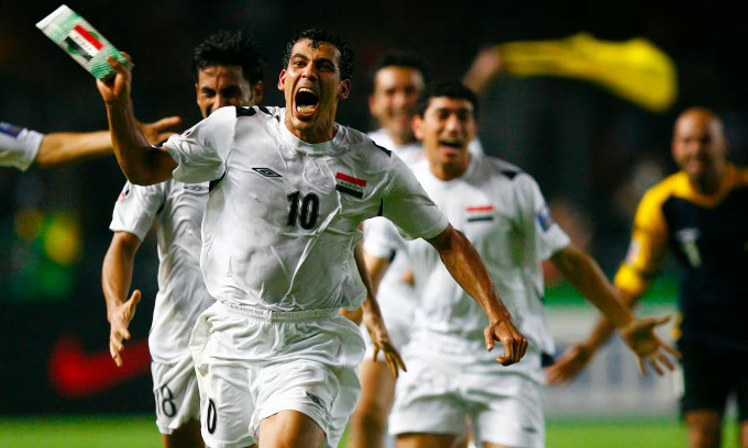 Tiền đạo đội trưởng Younis Mahmoud (số 10) mừng bàn thắng duy nhất trận chung kết Asian Cup giữa Iraq và Arab Saudi trên sân Bung Karno, thành phố Jakarta, Indonesia, tối 29/7/2007. Ảnh: Reuters