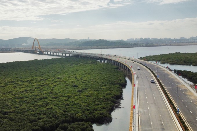 Cầu Bình minh có chiều dài hơn 2,6km, thiết kế 6 làn xe. Ảnh: Lê Tân