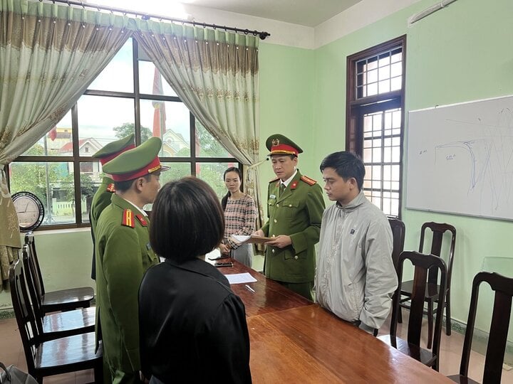 Cơ quan chức năng thực hiện lệnh bắt tạm giam đối với Đào Xuân Hùng về tội “thiếu trách nhiệm gây hậu quả nghiêm trọng”. (Ảnh: Công an tỉnh Quảng Trị)