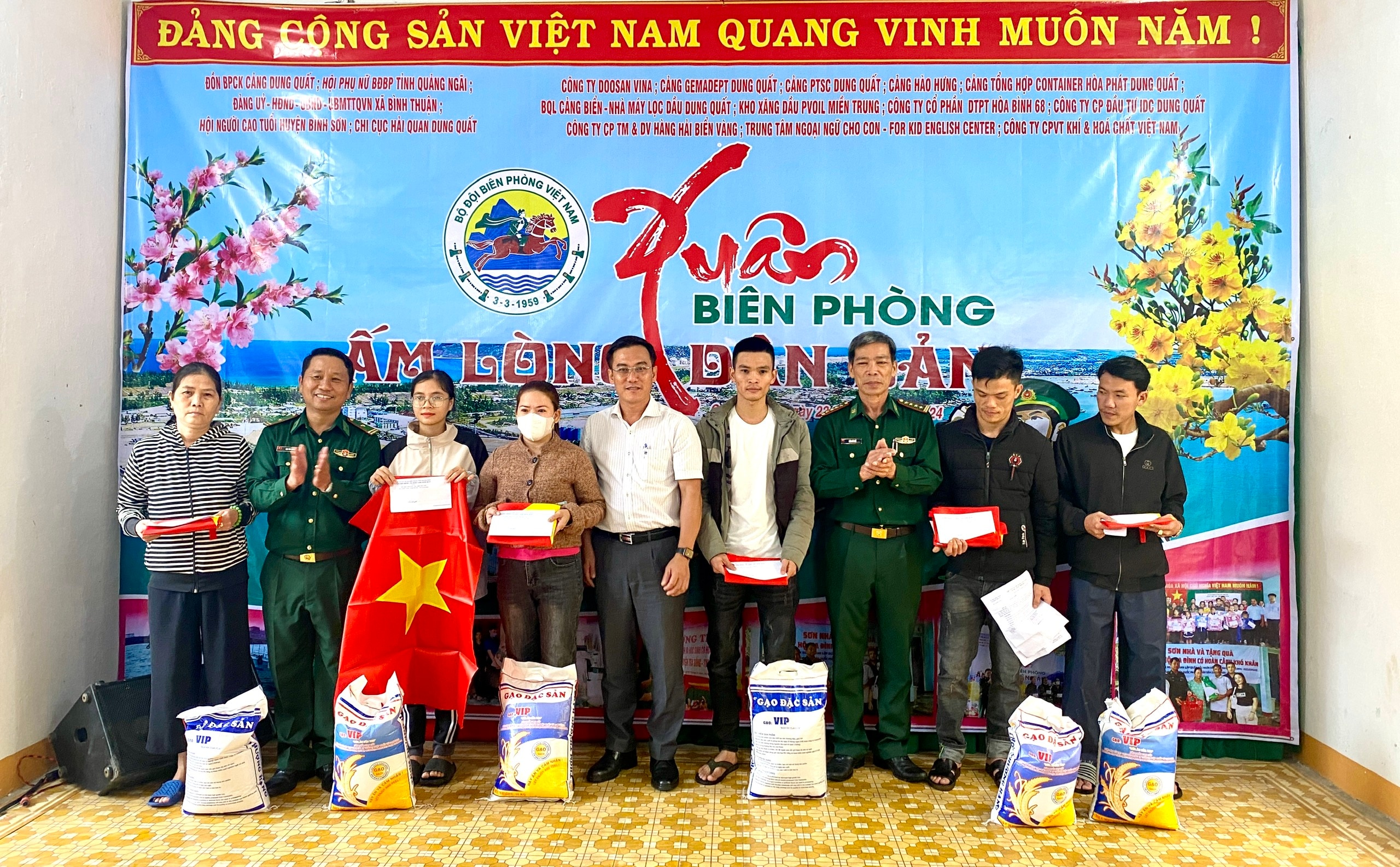 Xuân biên phòng ấm lòng dân bản: Không để ai bị bỏ lại phía sau- Ảnh 1.