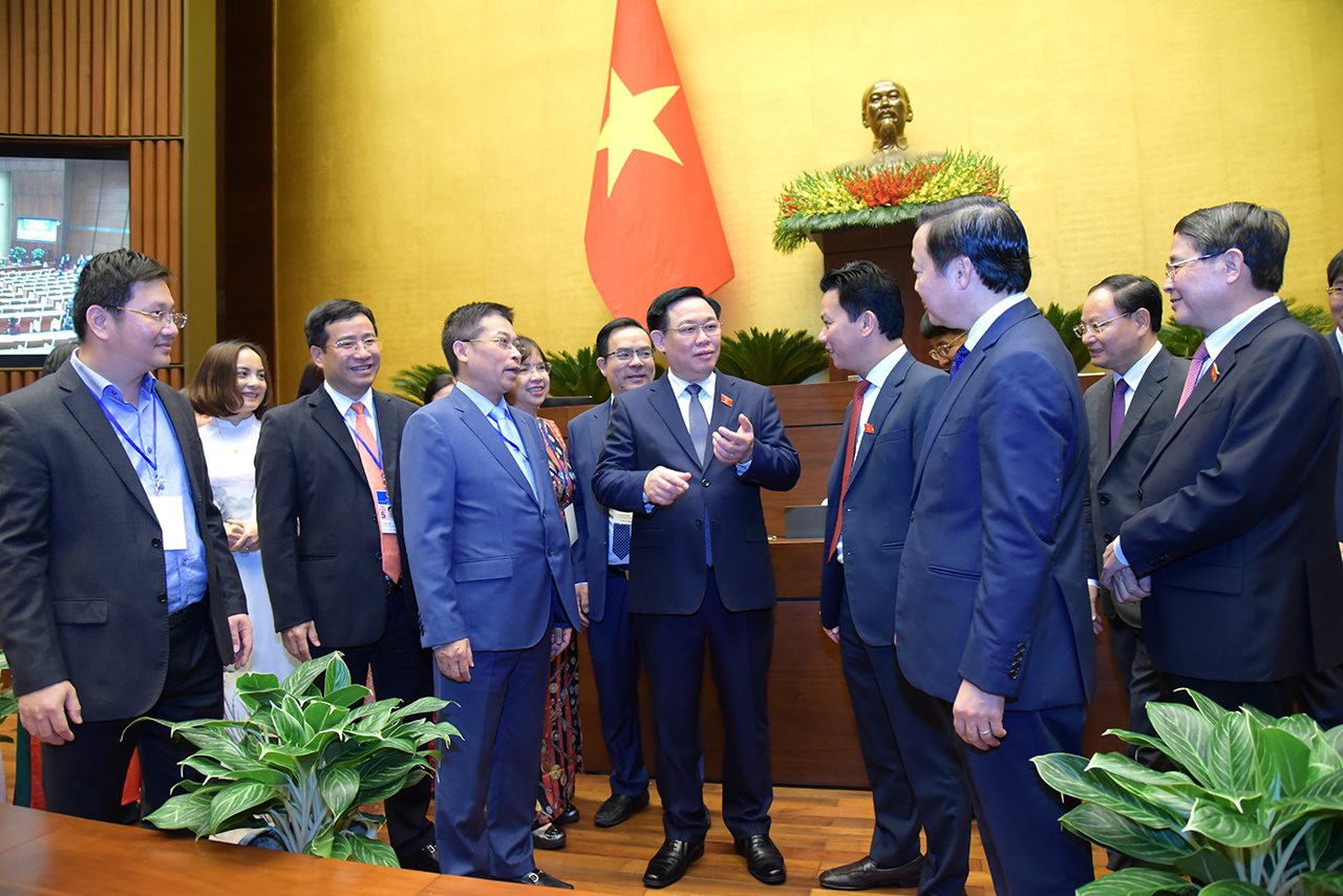 small_ctqh-vuong-dinh-hue-pho-chu-tich-qh-nguyen-duc-hai-pho-thu-tuong-tran-hong-ha-va-cac-thanh-vien-ban-soan-thao-du-thao-luat-dat-dai-sua-doi-dsc_8805.jpg