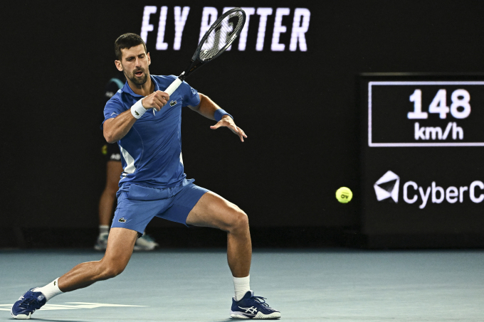 Novak Djokovic đỡ bóng trong trận gặp tay vợt chủ nhà Alexei Popyrin ở vòng hai Australia Mở rộng 2024 ngày 17/1. Ảnh: AFP