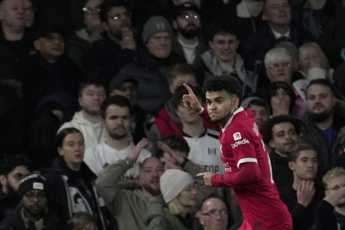 Tiền đạo Luis Diaz mừng bàn mở tỷ số cho Liverpool trong trận hòa Fulham 1-1 ở lượt về bán kết Cup Liên đoàn Anh trên sân Craven Cottage, London ngày 24/1. Ảnh: AP