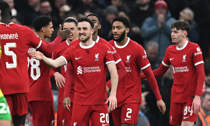 Tiền đạo Diogo Jota chia vui với đồng đội sau khi ghi bàn chô Liverpool. Ảnh: AFP