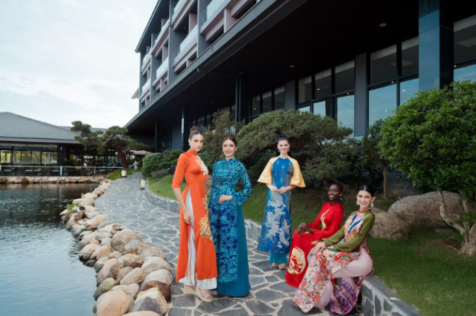 Dàn thí sinh Miss Grand International 2023 trong BST áo dài Tết của nghệ nhân Viết Bảo tại Kobi Onsen Resort Hue. Ảnh: Kobi Onsen Resort Hue